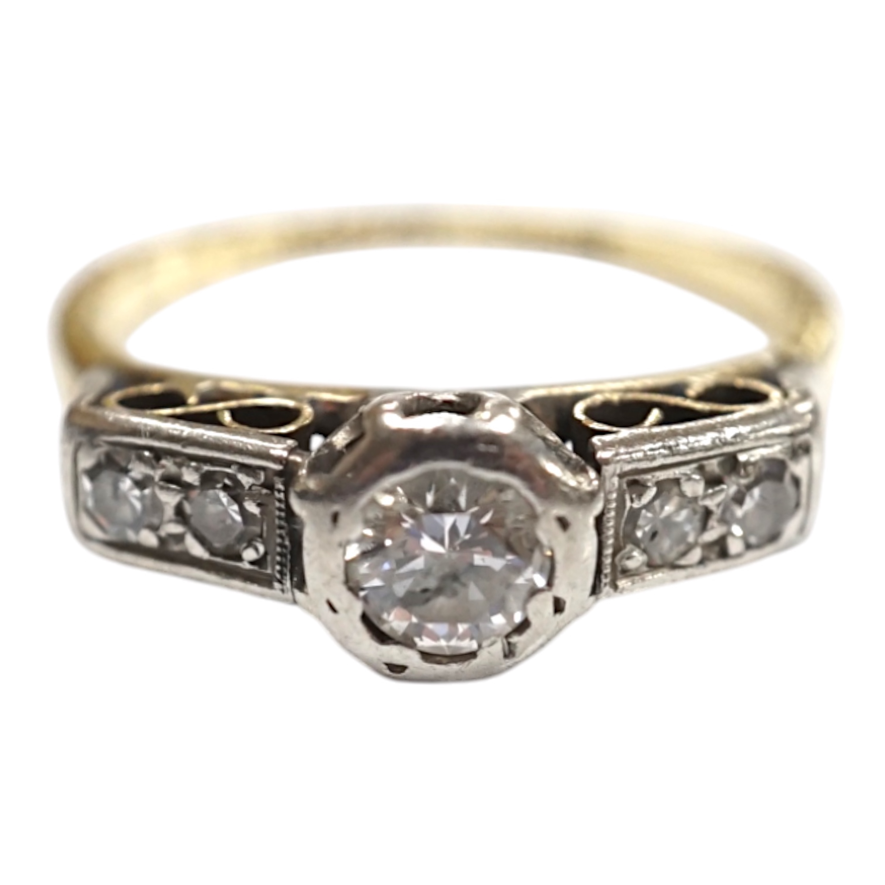 An 18ct, plat. and collet set single stone diamond ring, with four stone diamond set shoulders, size N/O, gross weight 3 grams. Condition - poor to fair